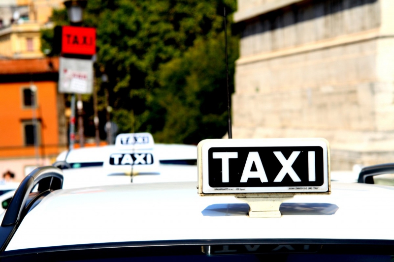 taxis-CHATEAUDOUBLE-min_taxi_auto_rome_road_white-1051610